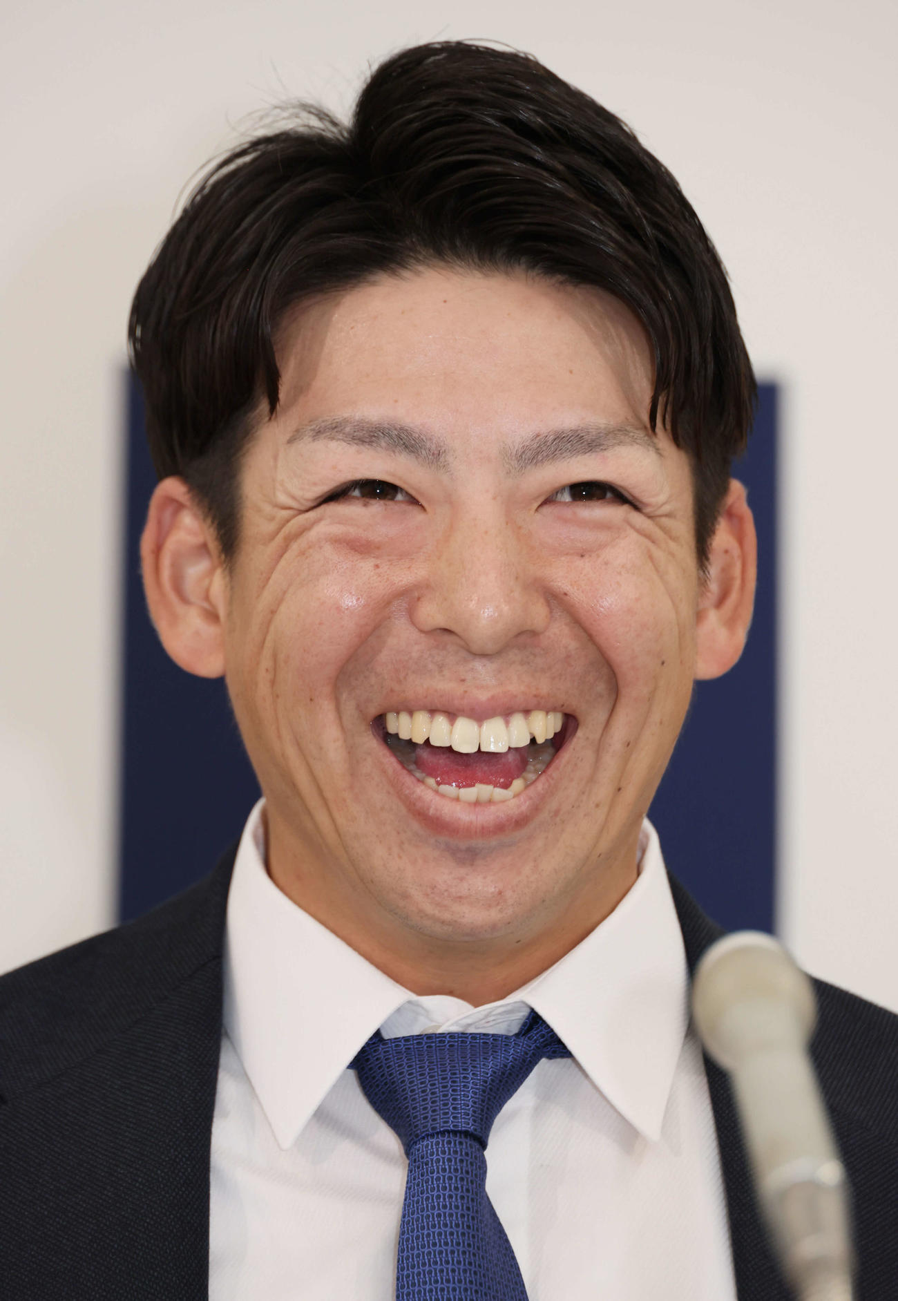 契約更改を終え、会見をする野間（撮影・加藤孝規）