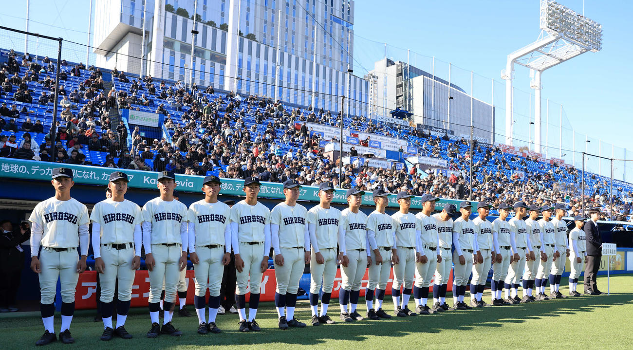 広島商対横浜　準優勝の広島商ナインはベンチ前で整列する（撮影・浅見桂子）