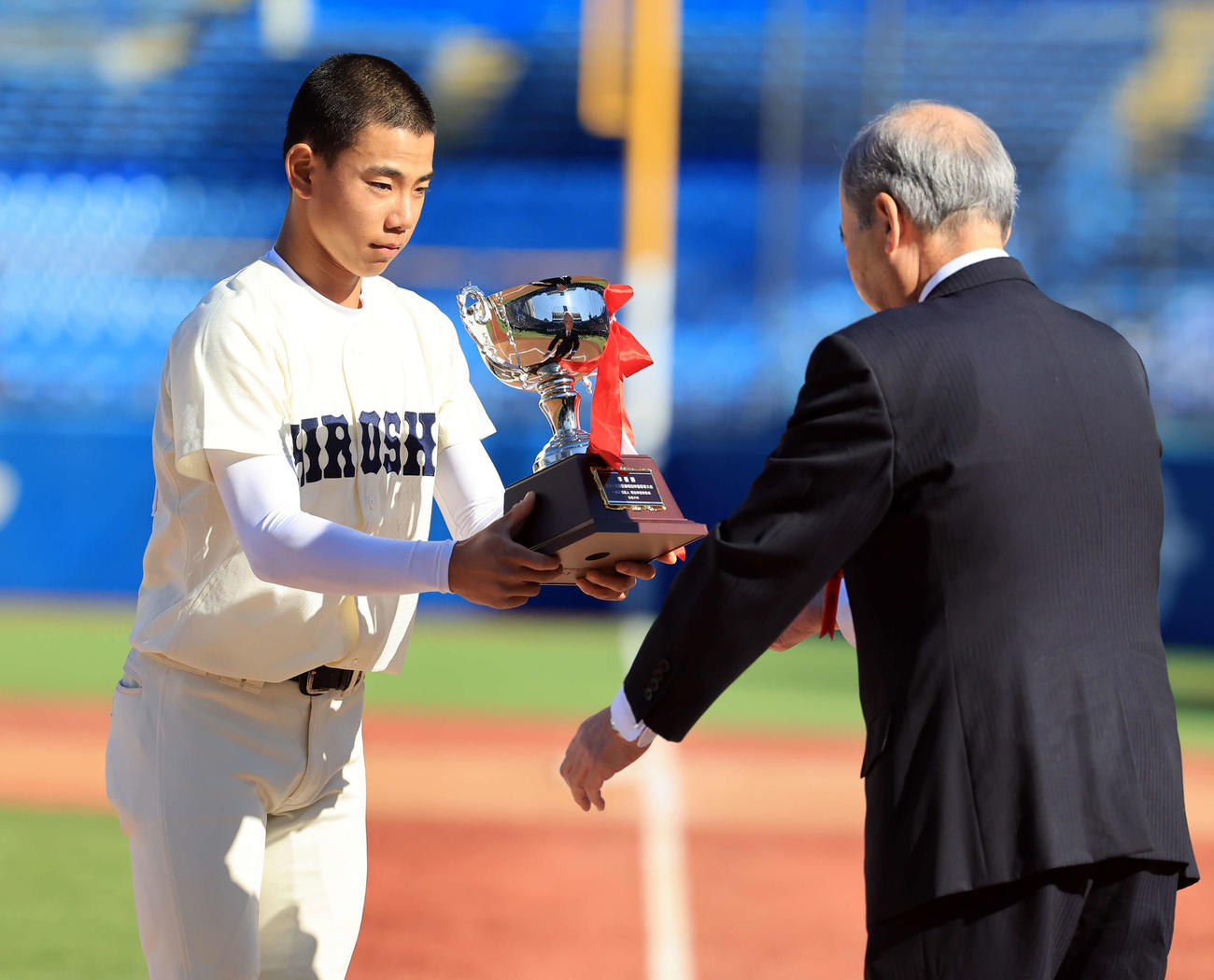 広島商対横浜　広島商の西村は準優勝杯を受け取る（撮影・浅見桂子）