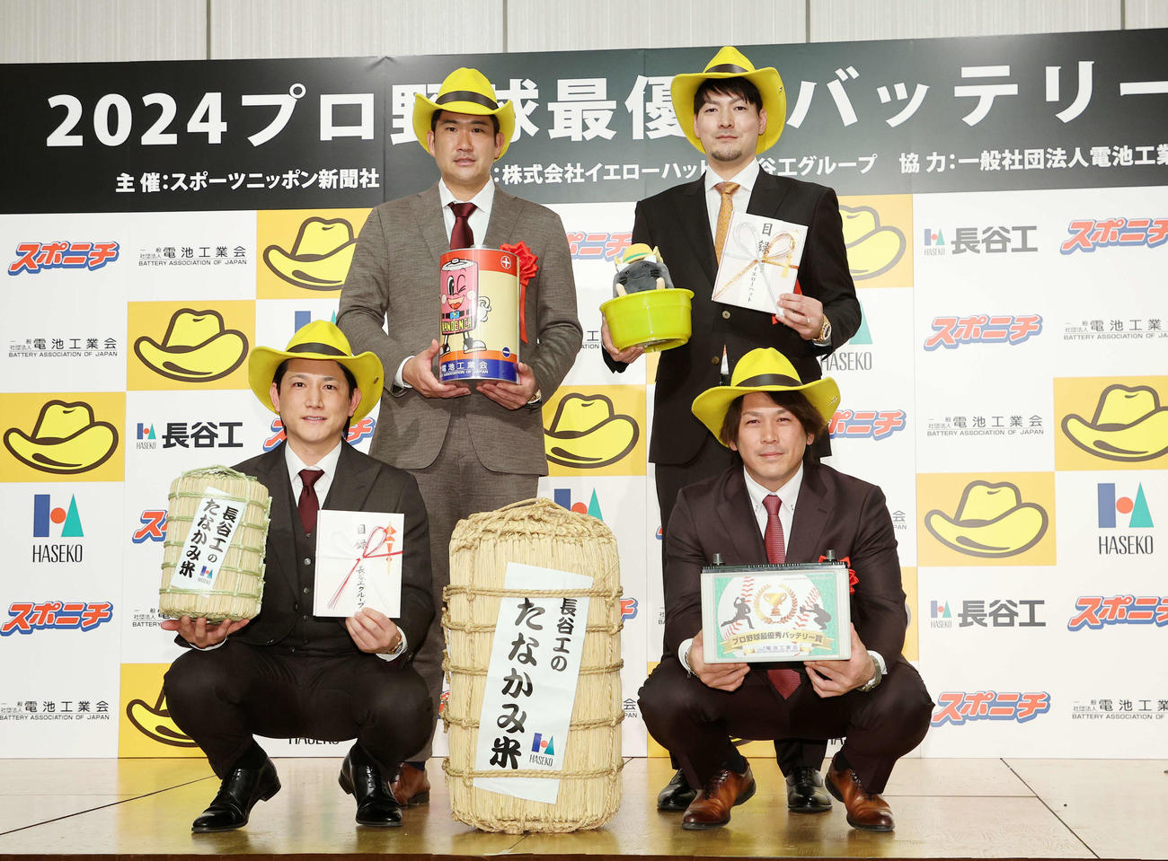 2024年プロ野球最優秀バッテリー賞を受賞した、左から巨人小林、菅野、ソフトバンク有原、甲斐（撮影・鈴木正人）