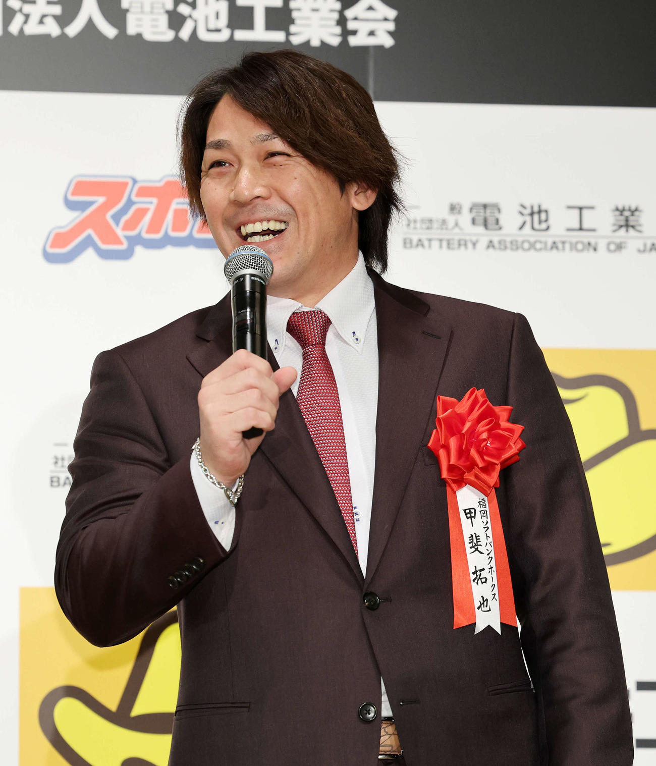 2024年プロ野球最優秀バッテリー賞を受賞しインタビューを受けるソフトバンク甲斐（撮影・鈴木正人）