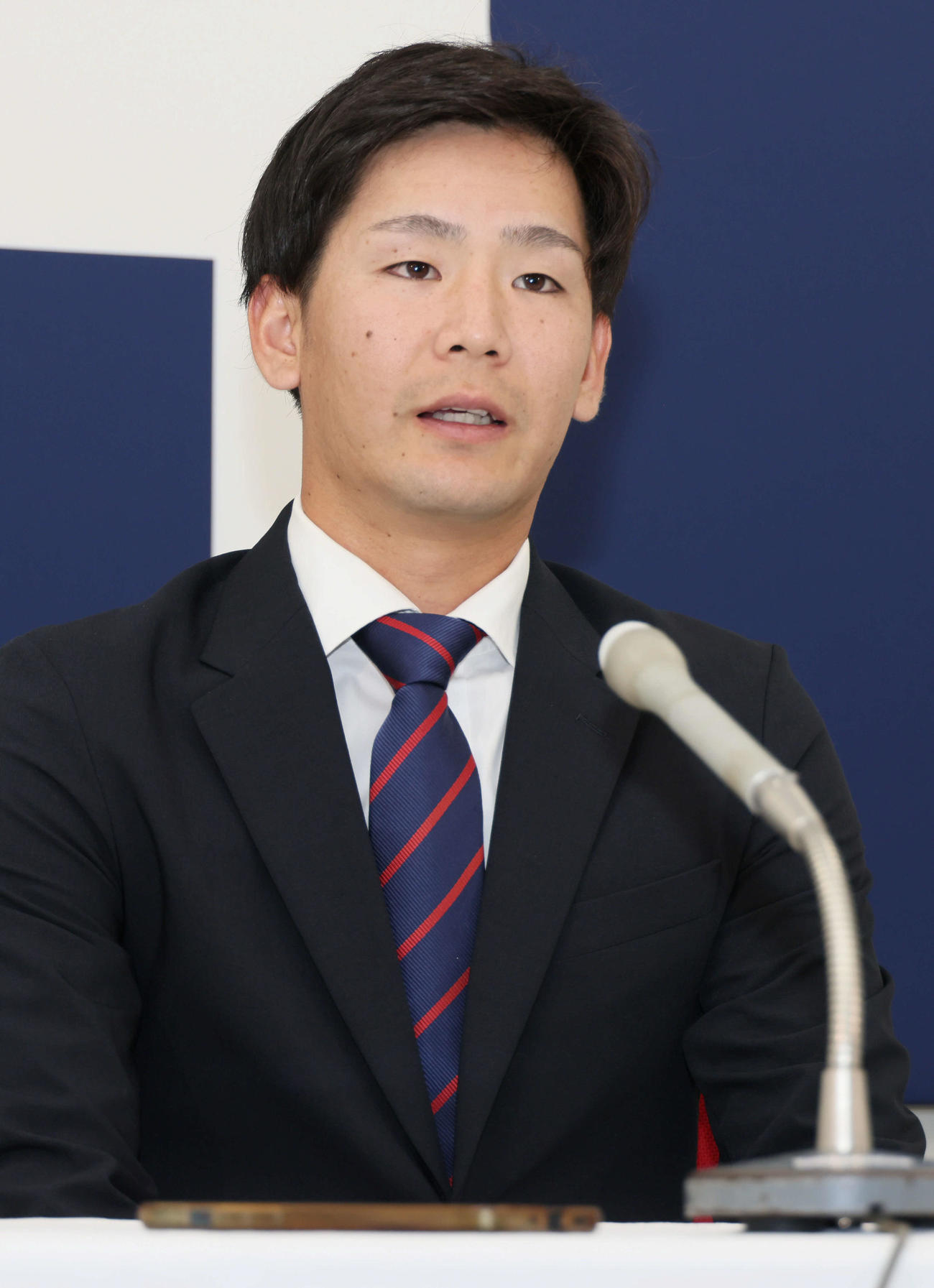 契約更改を終え、会見する広島森浦（撮影・加藤孝規）