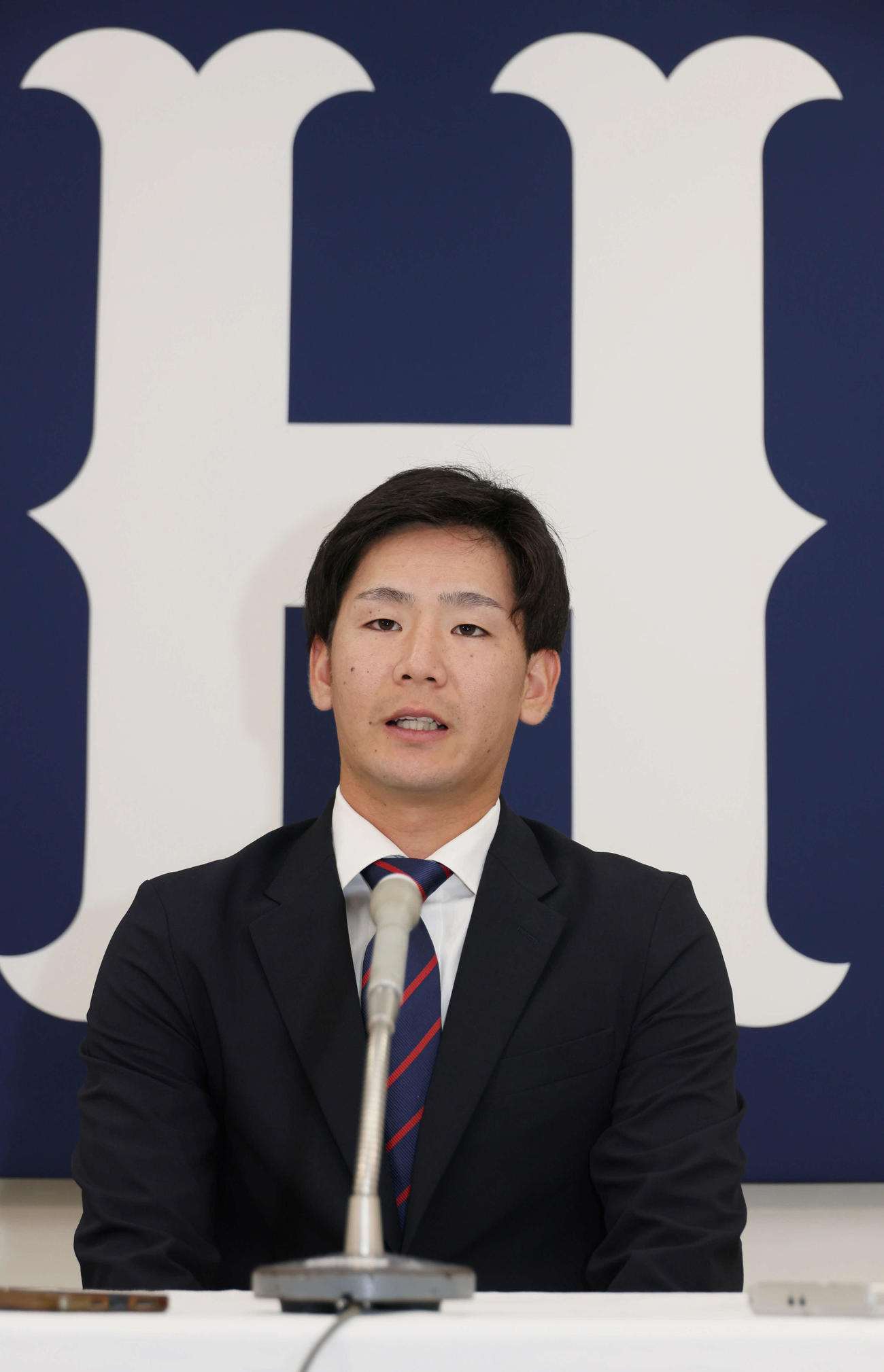 契約更改を終え、会見する広島森浦（撮影・加藤孝規）