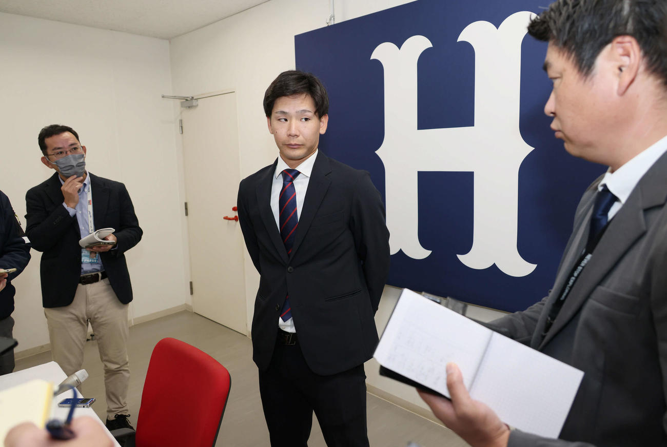 契約更改後の会見を終え、囲み取材に応じる広島森浦（撮影・加藤孝規）