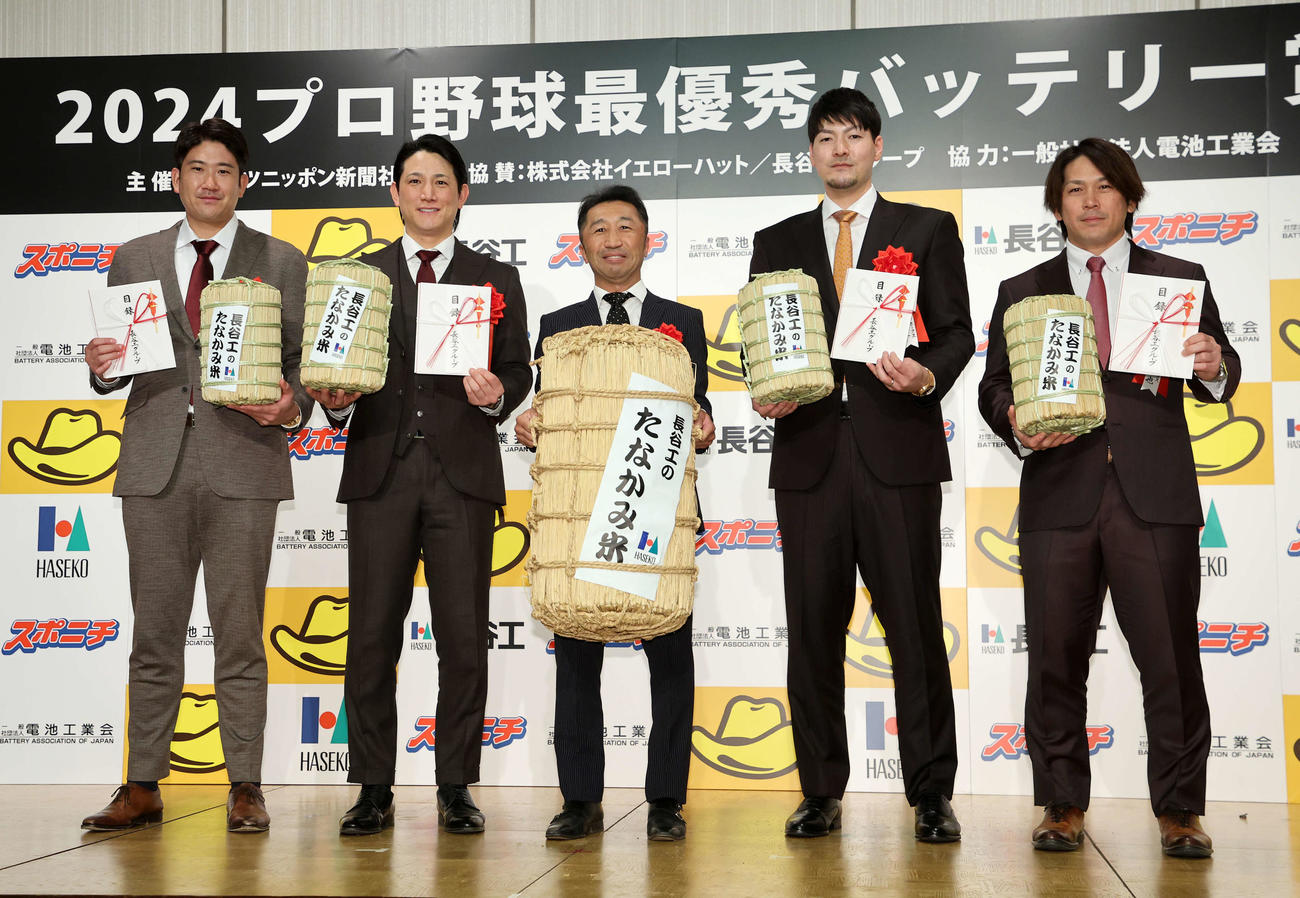2024年プロ野球最優秀バッテリー賞を受賞した、左から巨人菅野、小林、プレゼンターを務めた内藤氏、ソフトバンク有原、甲斐（撮影・鈴木正人）
