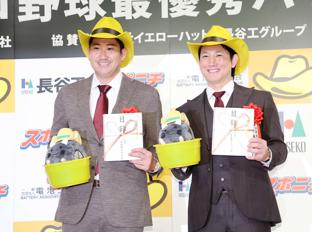 最優秀バッテリー賞を受賞した巨人菅野（左）と小林（撮影・鈴木正人）