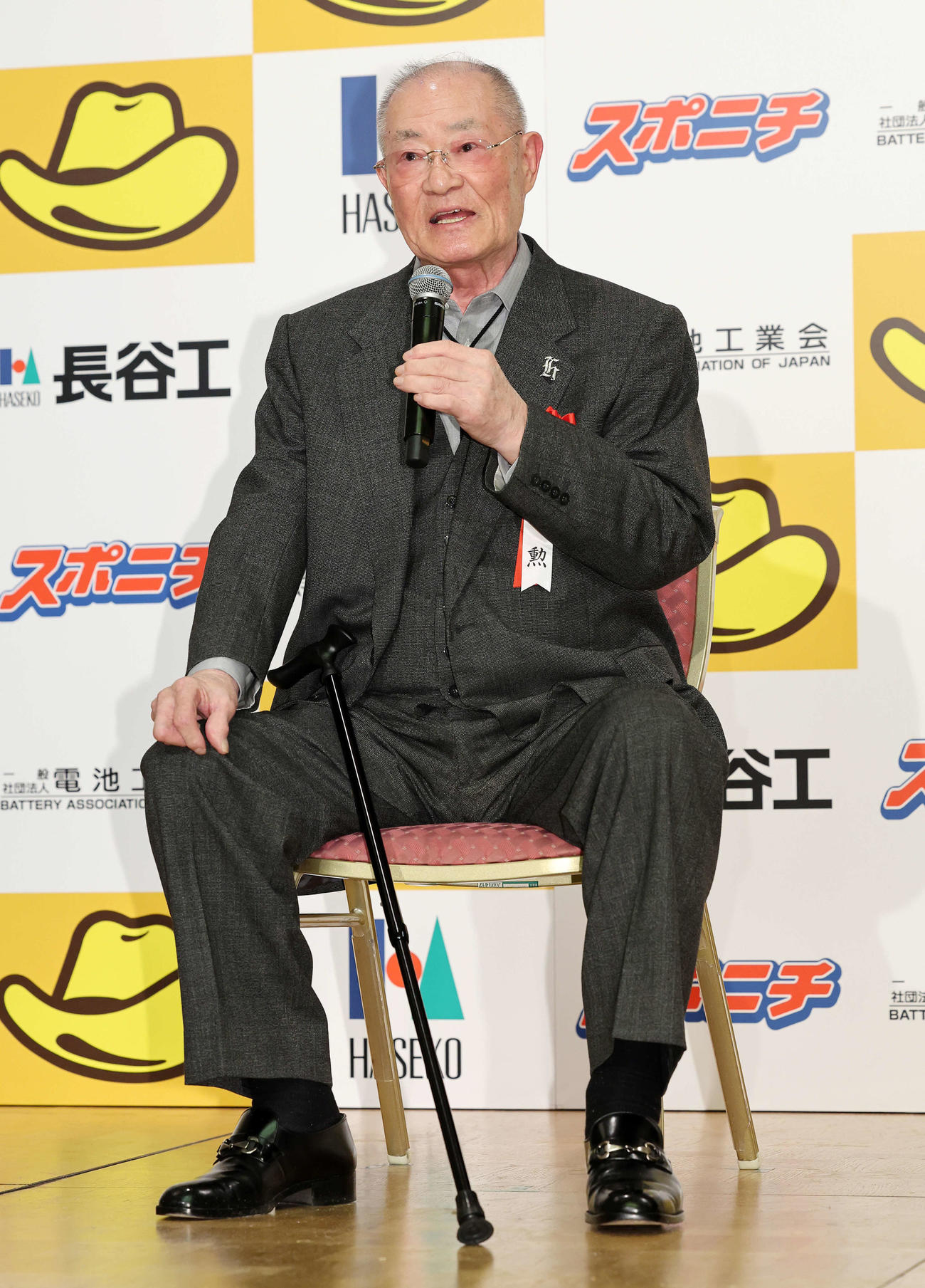 2024年プロ野球最優秀バッテリー賞の選考経過報告する張本氏（撮影・鈴木正人）