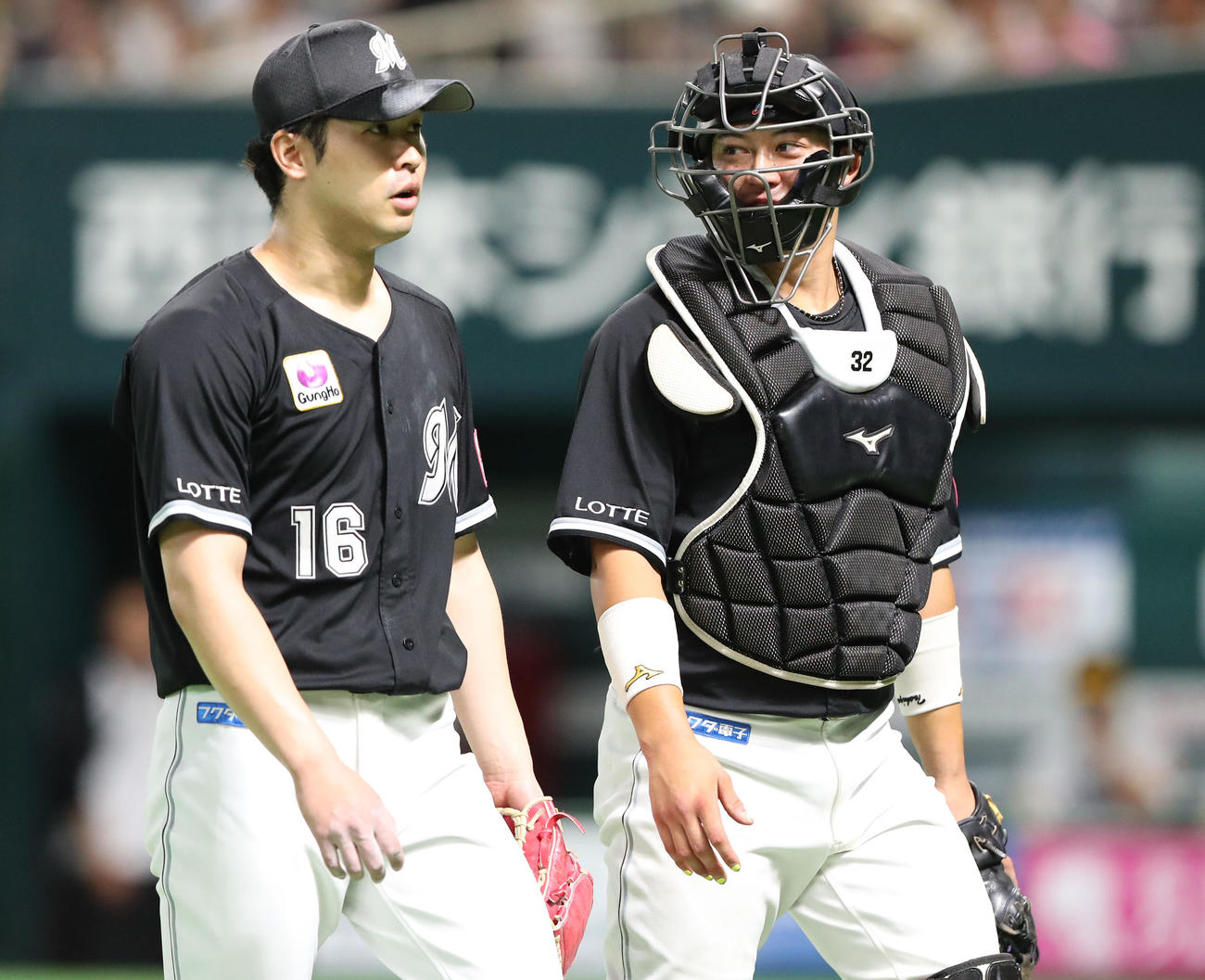 種市（左）と佐藤都志也（2024年8月18日撮影）