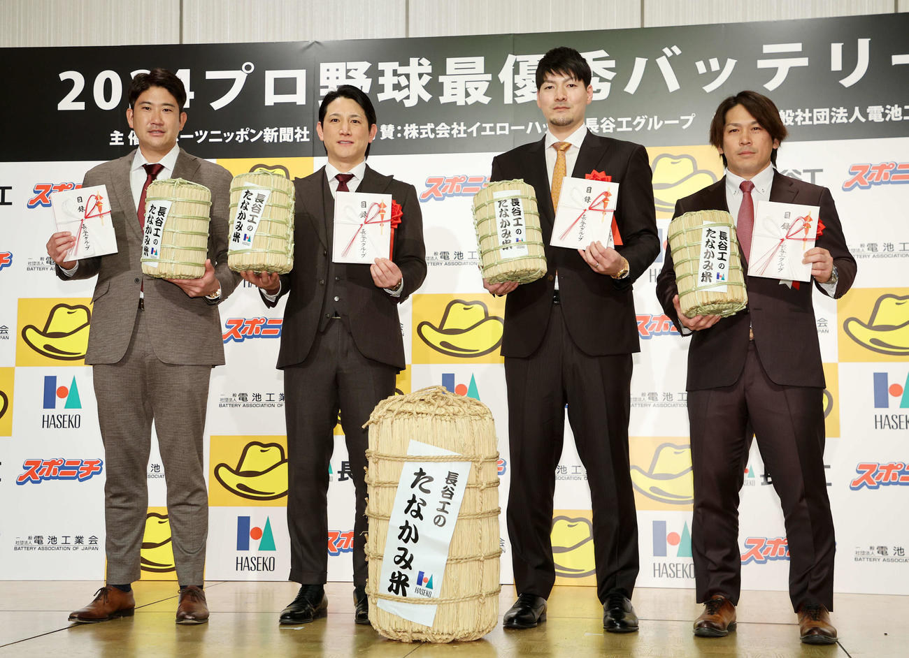 2024年プロ野球最優秀バッテリー賞を受賞した、左から巨人菅野、小林、ソフトバンク有原、甲斐（撮影・鈴木正人）