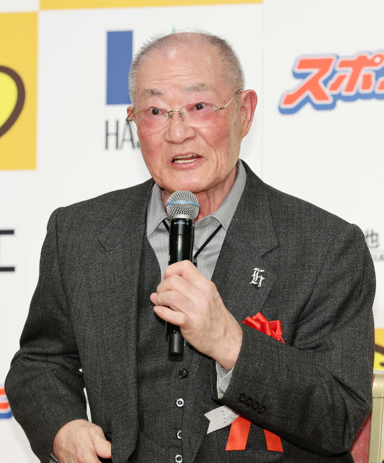 2024年プロ野球最優秀バッテリー賞の選考経過報告する張本氏（撮影・鈴木正人）