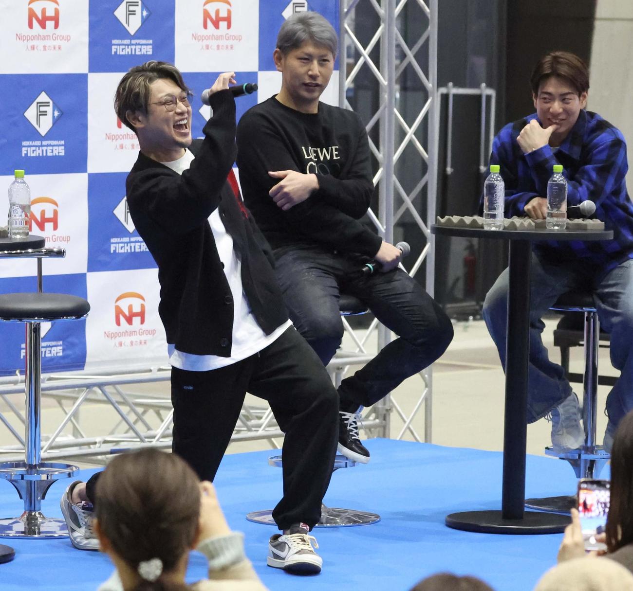 日本ハムのトークイベントで会場を盛り上げる池田（撮影・黒川智章）