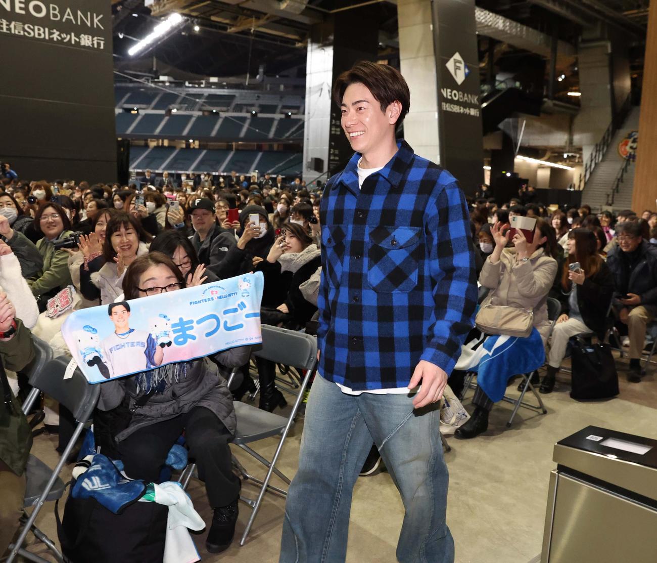 日本ハムのトークイベントでファンの声援を受けながら登場する松本剛（撮影・黒川智章）