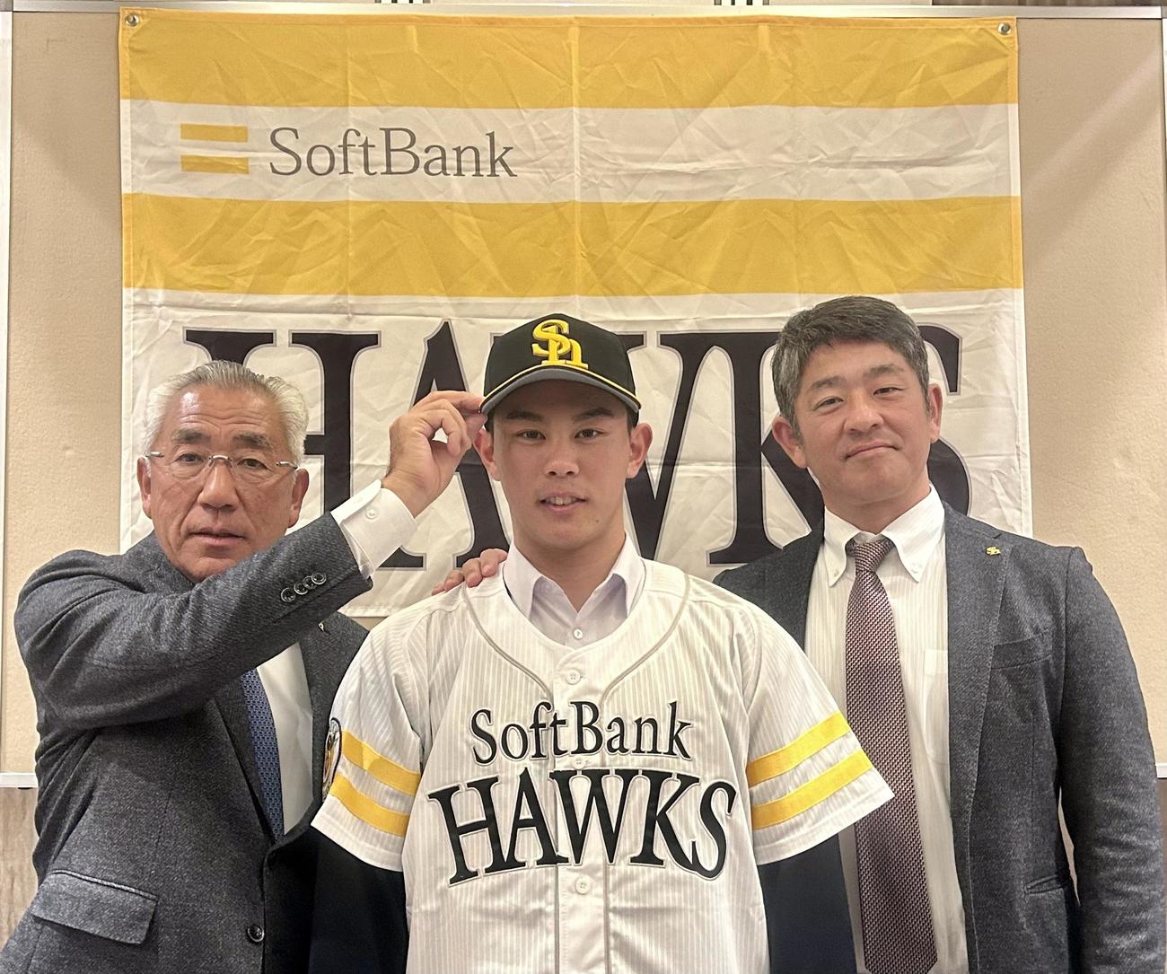 ソフトバンクと仮契約を結んだ早実・宇野（中央）左は宮田アマスカウト、右は福山アマスカウトチーフ（撮影・黒須亮）