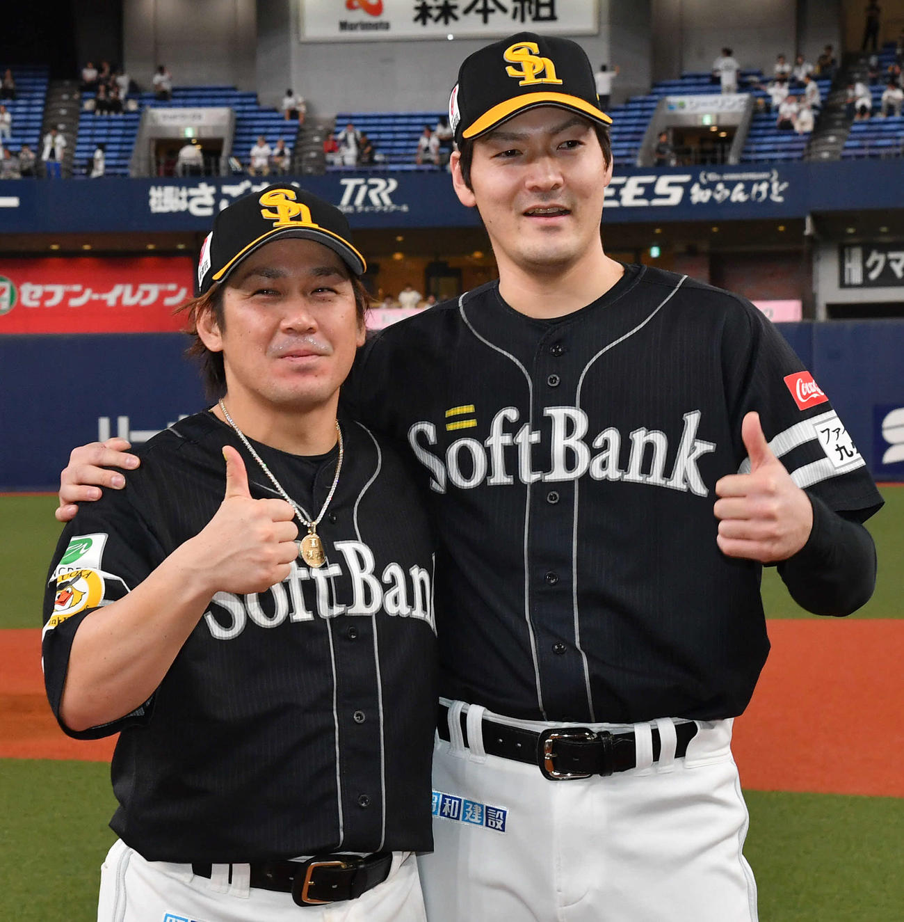9月23日　リーグ優勝を決め、記念撮影する有原航平（右）と甲斐拓也