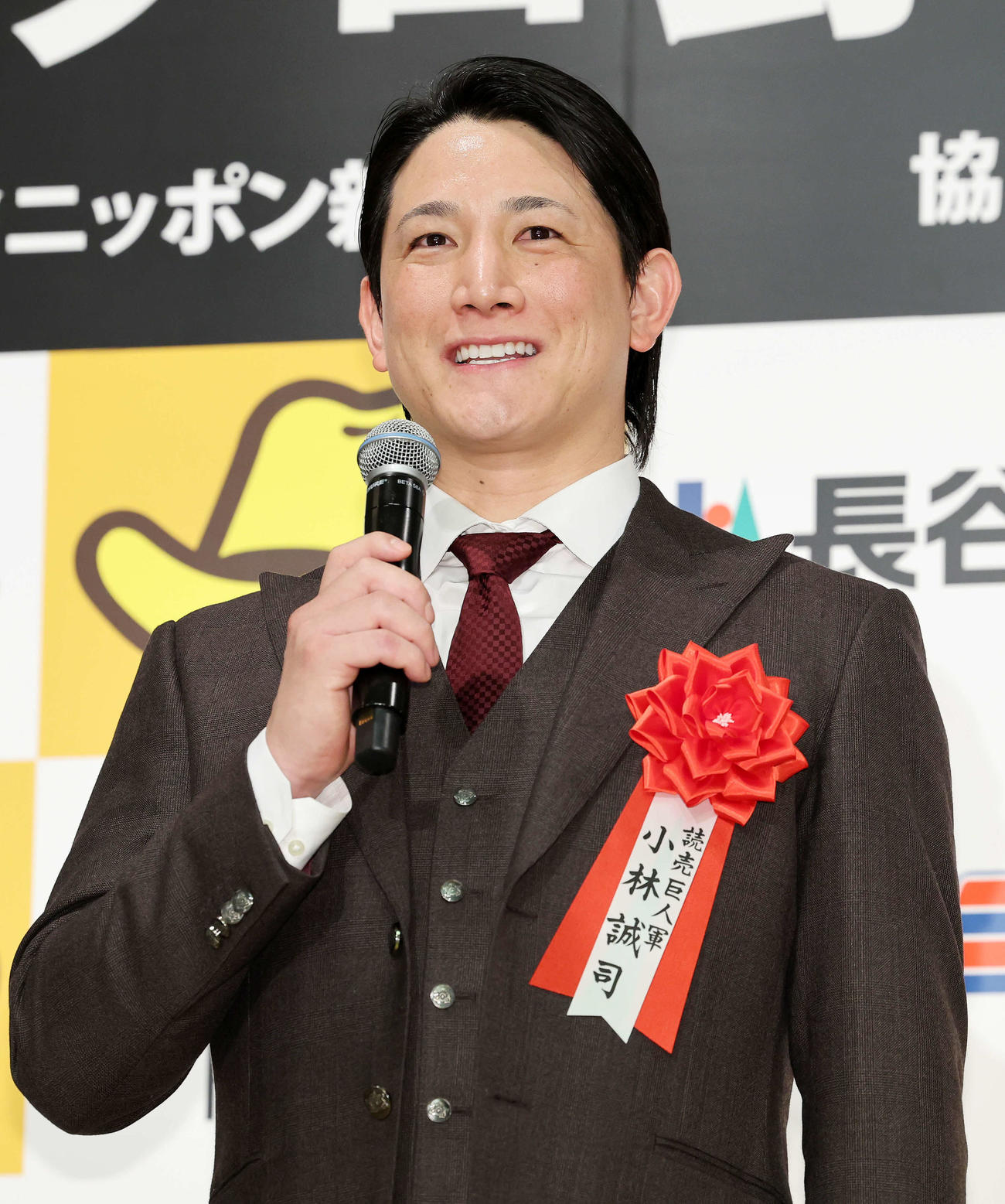 2024年プロ野球最優秀バッテリー賞を受賞しインタビューを受ける巨人小林（撮影・鈴木正人）