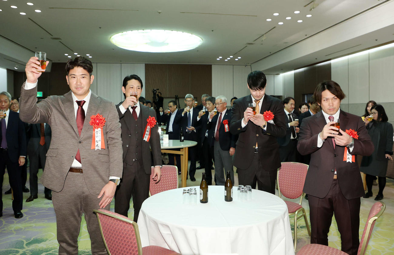 最優秀バッテリー賞を受賞し乾杯する、左から巨人菅野、小林、ソフトバンク有原、甲斐（撮影・鈴木正人）