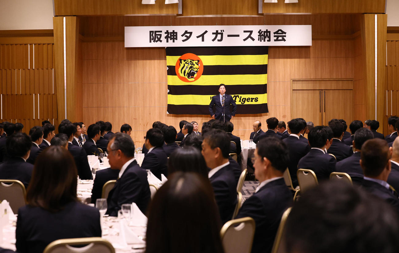 球団納会であいさつする阪神藤川監督（撮影・藤尾明華）