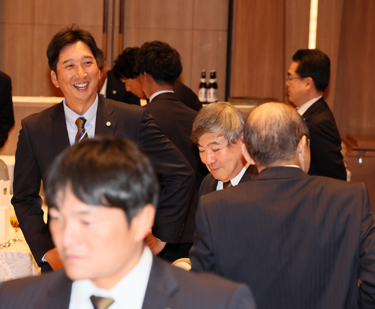 球団納会に出席し杉山オーナー（中央）、岡田オーナー付顧問（右）らと話す藤川監督（撮影・加藤哉）