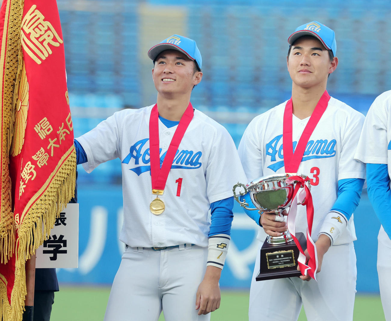 青学大対創価大　優勝し表彰式で並ぶ青学大・佐々木主将（左）と西川（撮影・野上伸悟）