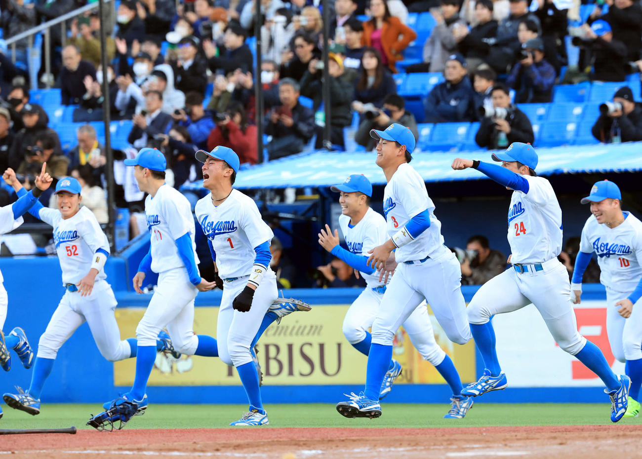 青学大対創価大　優勝を決め、雄たけびを上げてマウンドに走る佐々木（中央左）、西川（同右）ら青学大の選手たち（撮影・浅見桂子）
