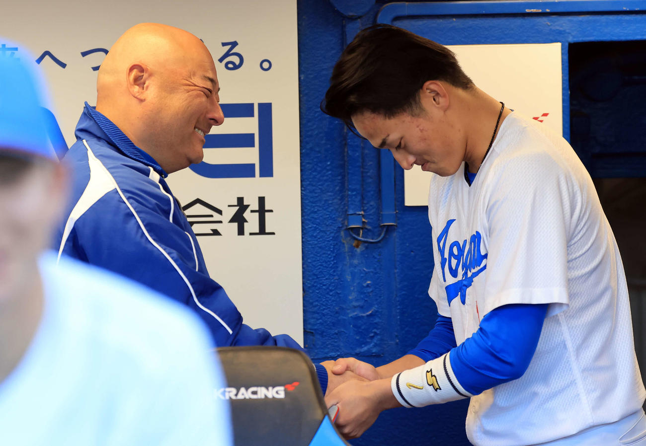 青学大対創価大　優勝を決め、佐々木（右）と笑顔で握手す青学大・安藤監督（撮影・浅見桂子）
