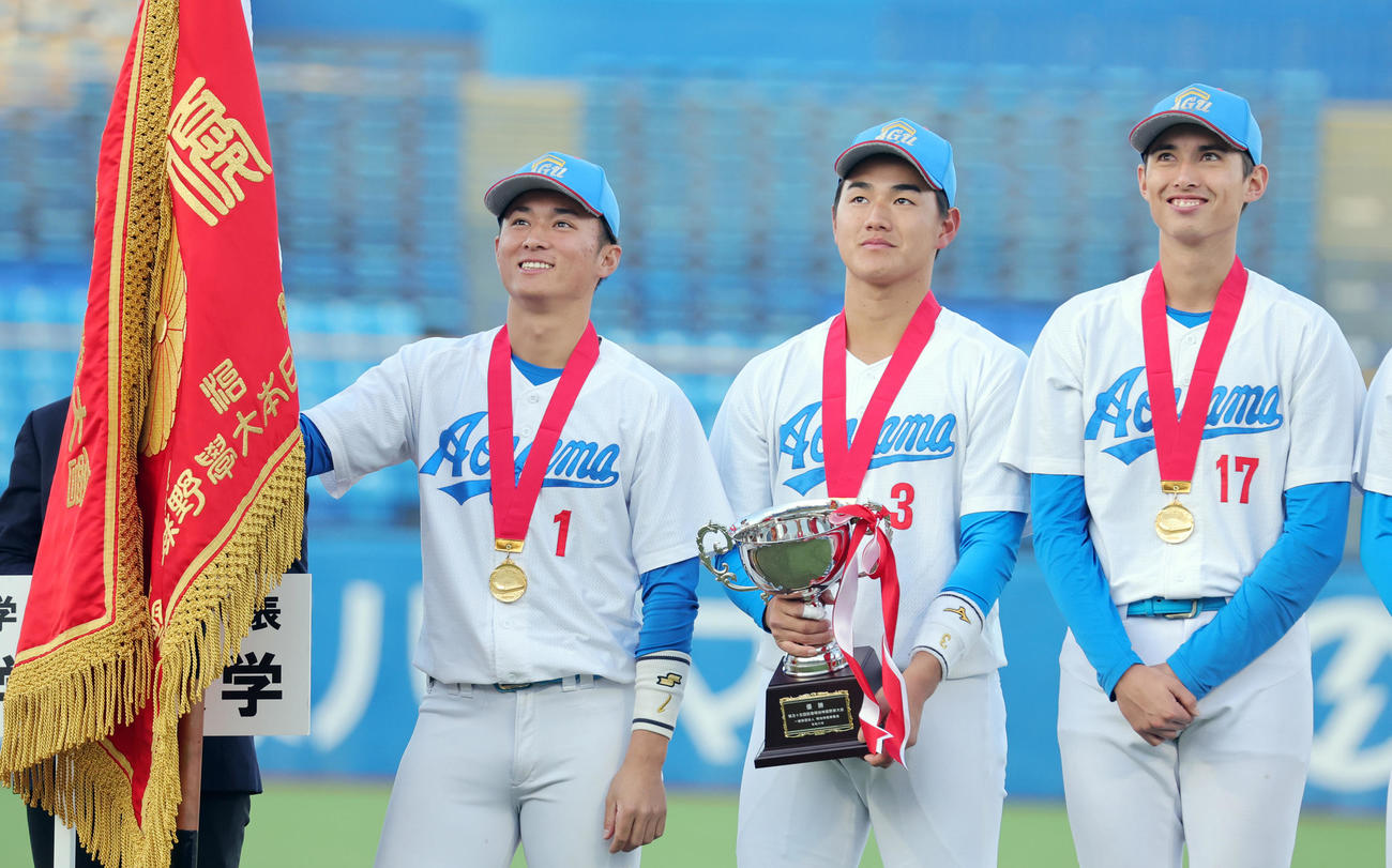 青学大対創価大　優勝し表彰式で並ぶ、左から青学大・佐々木主将、西川、ヴァデルナ（撮影・野上伸悟）