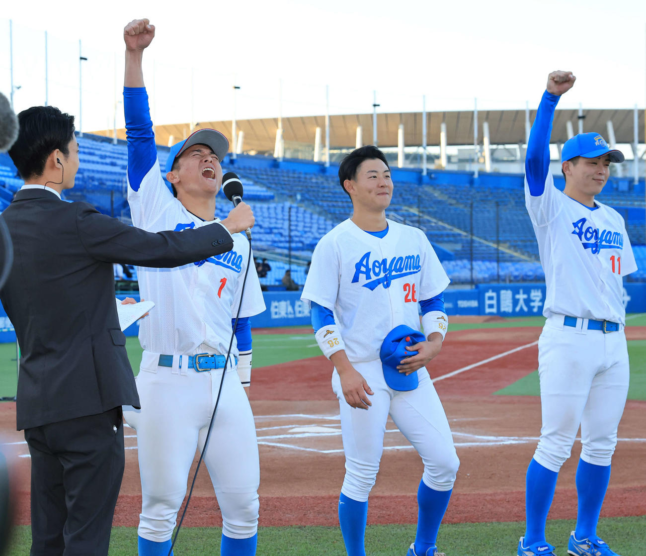 青学大対創価大　優勝を決め、インタビューでスタンドに雄たけびのメッセージを送る青学大・佐々木（左）。中央は中田、右は中西（撮影・浅見桂子）