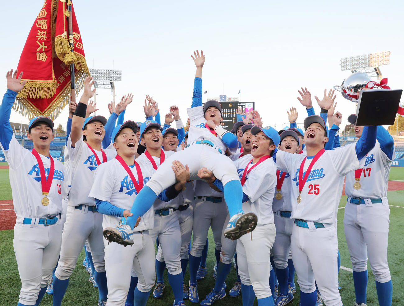 青学大対創価大　優勝し胴上げされる青学大・佐々木主将。負傷した左肩を押さえての胴上げとなった（撮影・野上伸悟）