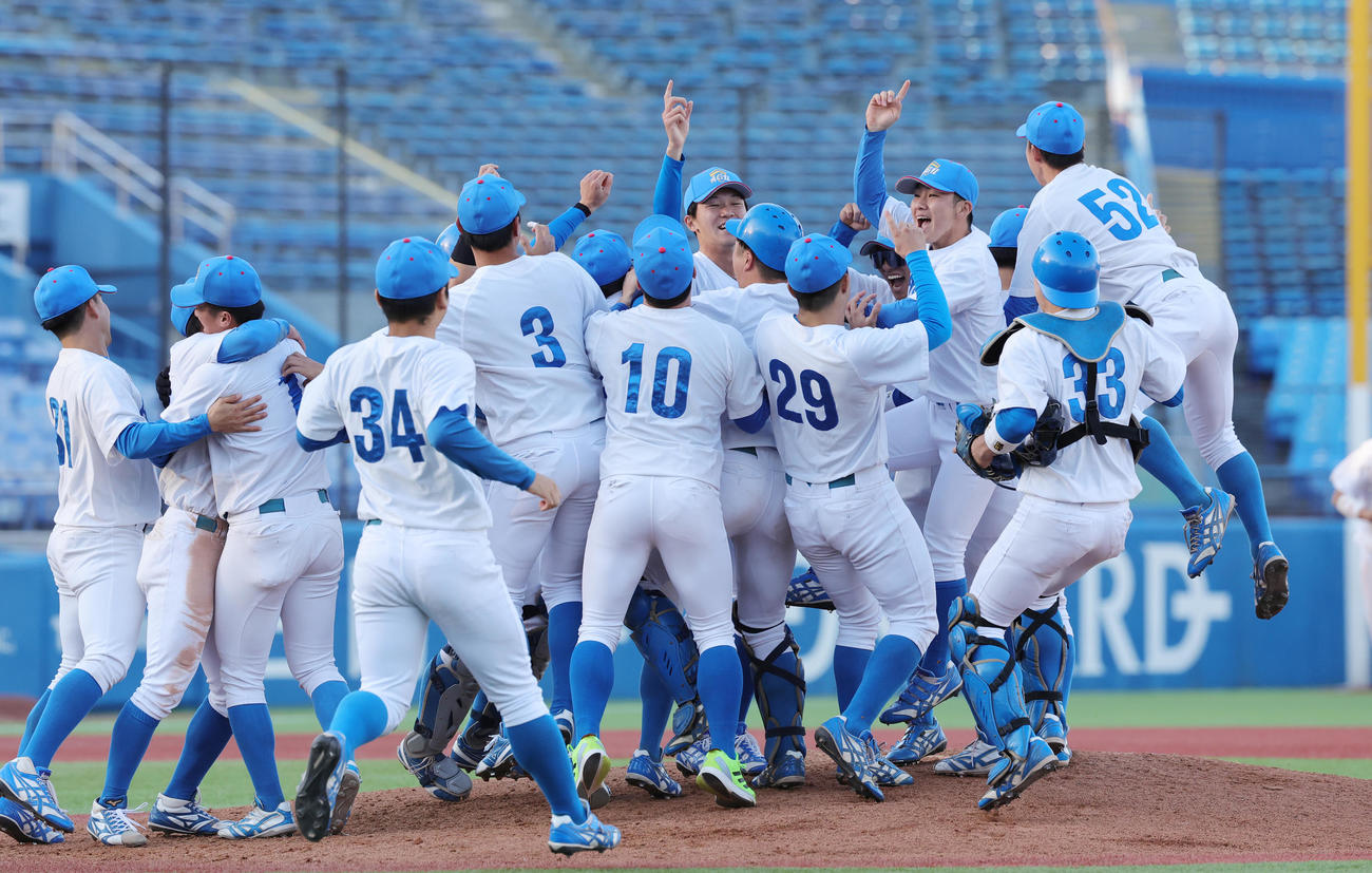 青学大対創価大　優勝し喜ぶ青学大の選手たち（撮影・野上伸悟）