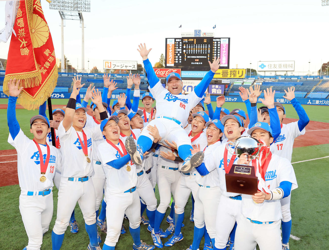 青学大対創価大　優勝を決め笑顔で胴上げされる青学大・安藤監督（中央）（撮影・浅見桂子）