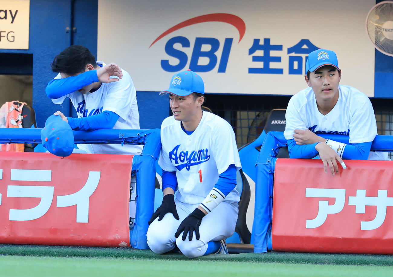 青学大対創価大　9回裏創価大2死二塁、ベンチで涙しながら応援する青学大・佐々木（中央）。右は西川（撮影・浅見桂子）