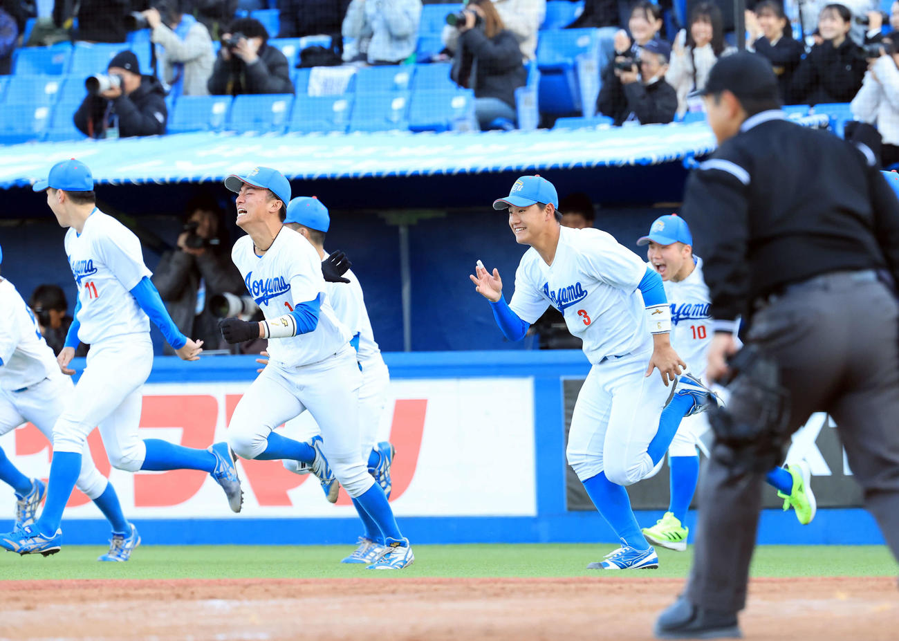 青学大対創価大　優勝を決め、雄たけびを上げてマウンドに走る佐々木（中央左）、西川（同右）ら青学大の選手たち（撮影・浅見桂子）