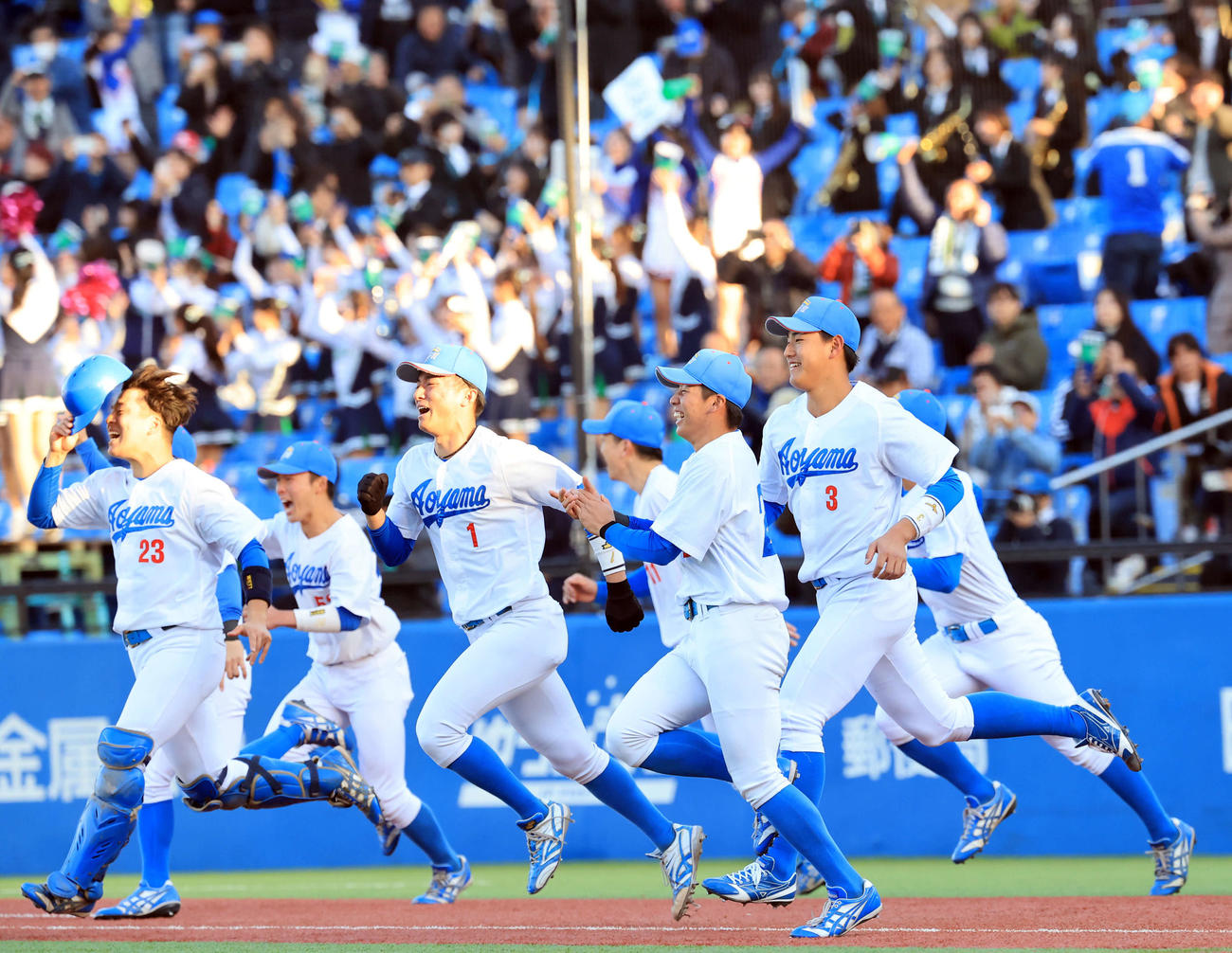 青学大対創価大　優勝を決め、雄たけびを上げてマウンドに走る佐々木（中央）、西川（右）ら青学大の選手たち（撮影・浅見桂子）