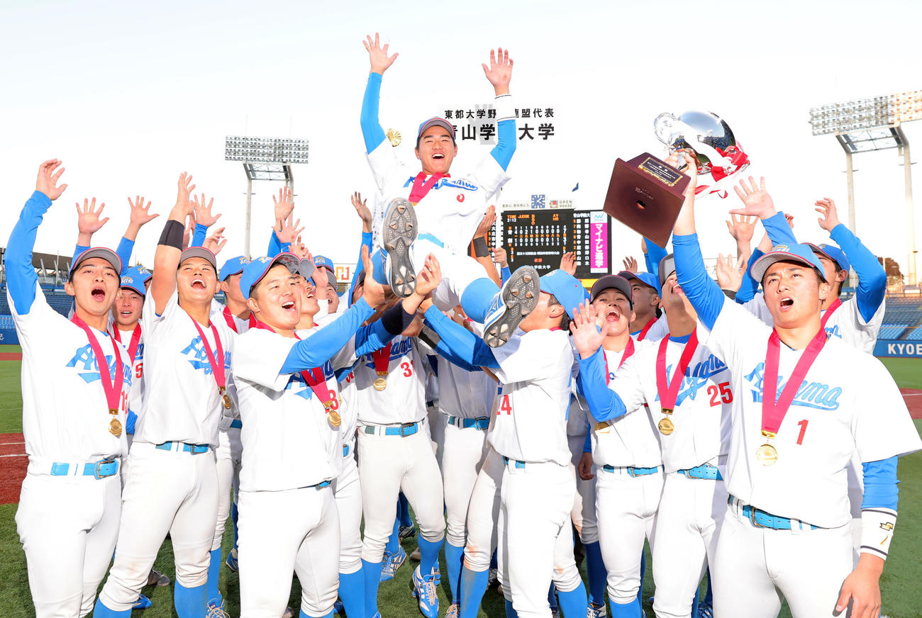 青学大対創価大　優勝し胴上げされる青学大・西川。手前右は佐々木主将（撮影・野上伸悟）