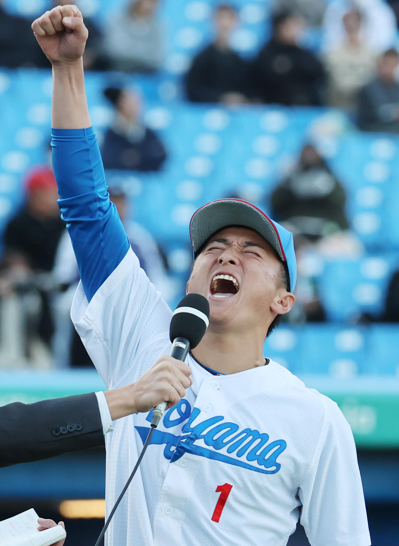 青学大対創価大　優勝インタビューで喜ぶ青学大・佐々木主将（撮影・野上伸悟）