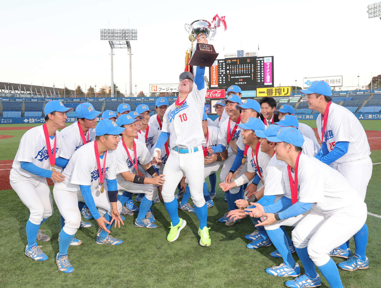 青学大対創価大　優勝し、輪の中央で青学大・小田ががみんなと喜ぼうとするが、お約束で誰も反応せず（撮影・野上伸悟）