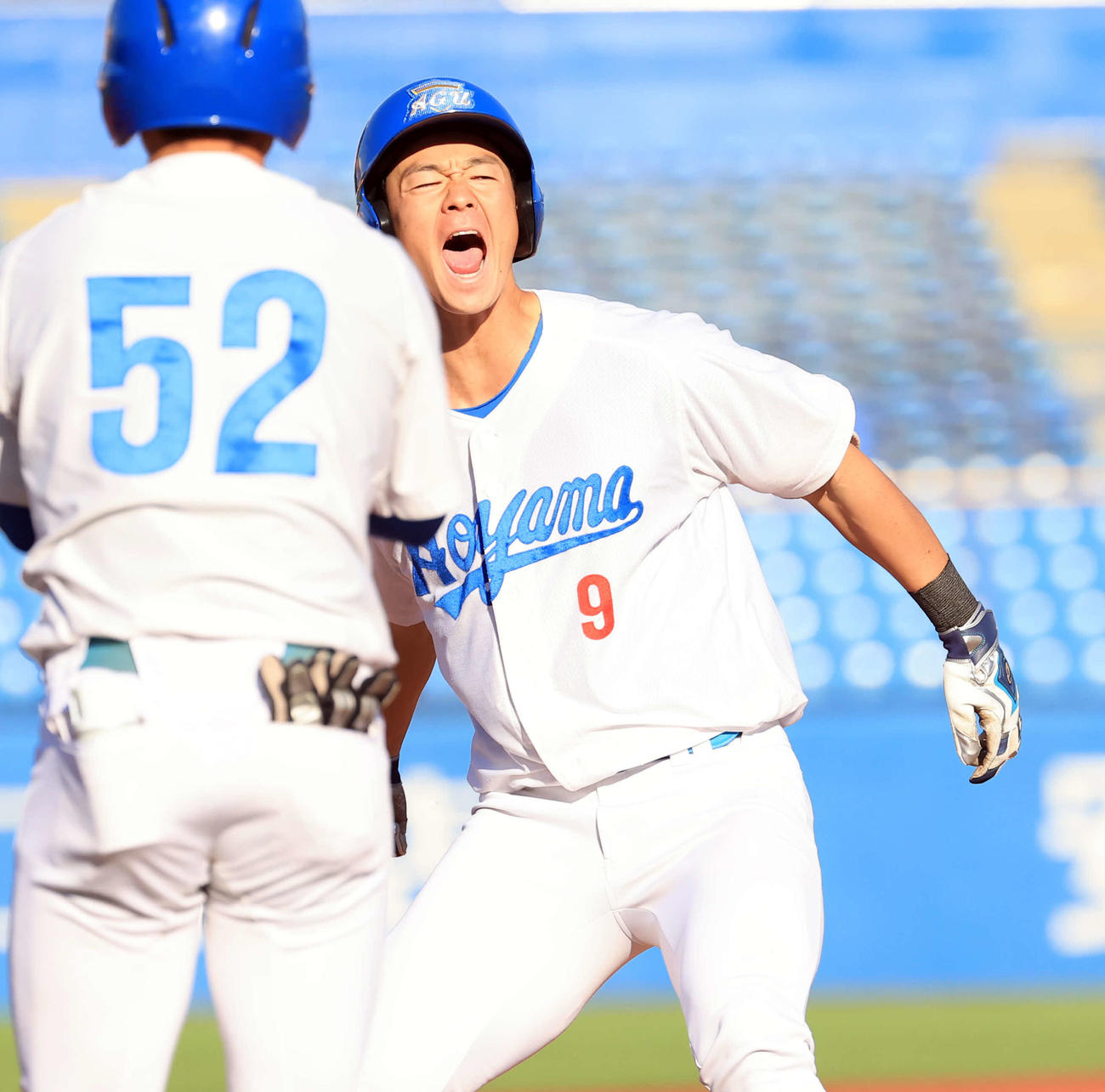 青学大対創価大　3回表青学大無死一塁、青山は中越え適時三塁打を放ち雄たけびを上げる（撮影・浅見桂子）