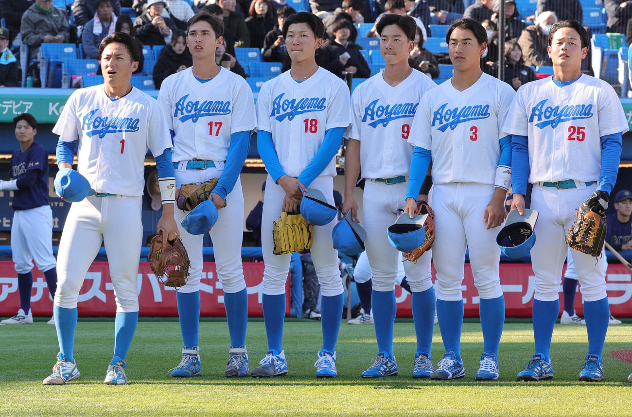 青学大対創価大　試合前に客席にあいさつする、左から青学大・佐々木主将、ヴァデルナ、鈴木、青山、西川、大手ら（撮影・野上伸悟）