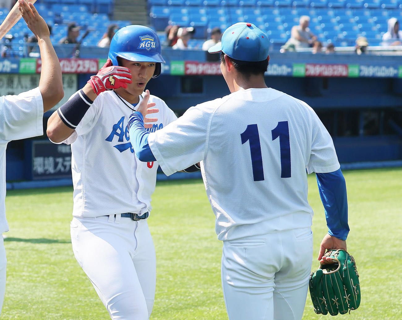23年東都大学野球秋季リーグ戦で本塁打を放った青学大・佐々木泰（左）とタッチを交わす下村海翔