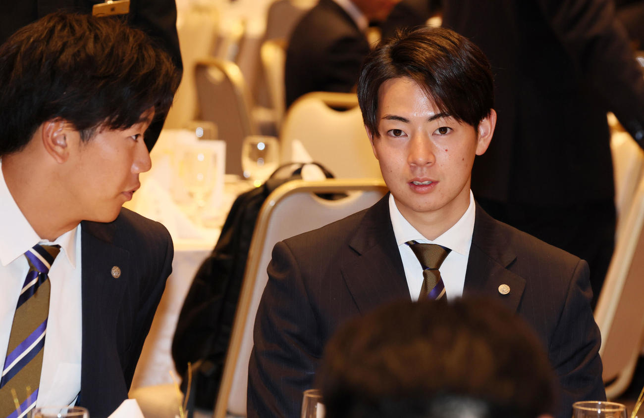 球団納会に出席し門別（左）と話す下村（撮影・加藤哉）