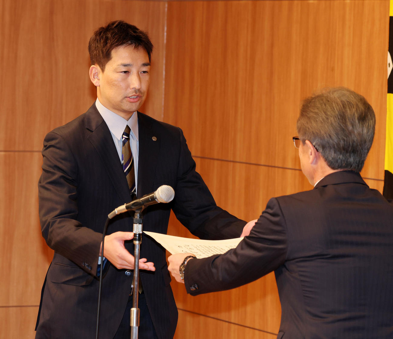 若林忠志賞を受賞し粟井社長（右）から賞状を受け取る岩崎（撮影・加藤哉）