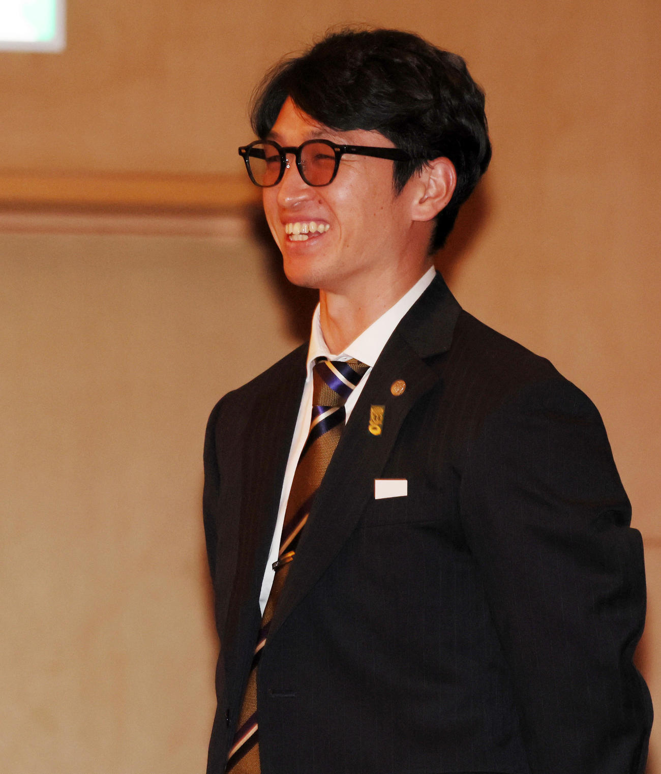 球団納会に参加した近本は関係者と談笑する（撮影・加藤哉）