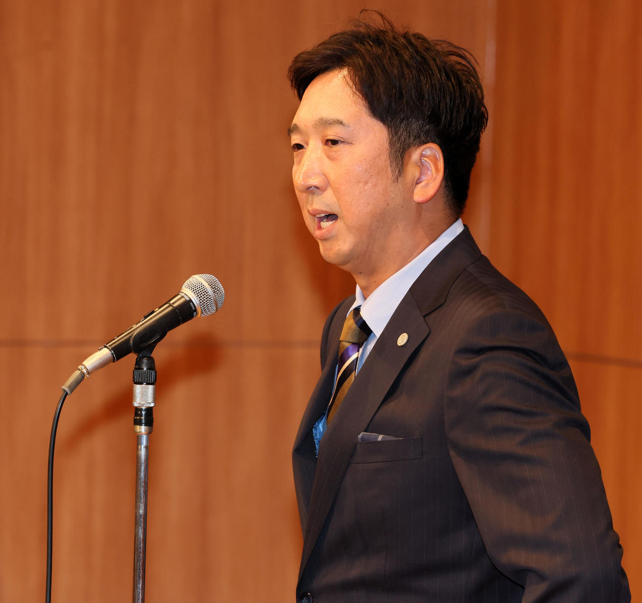球団納会であいさつする藤川監督（撮影・加藤哉）