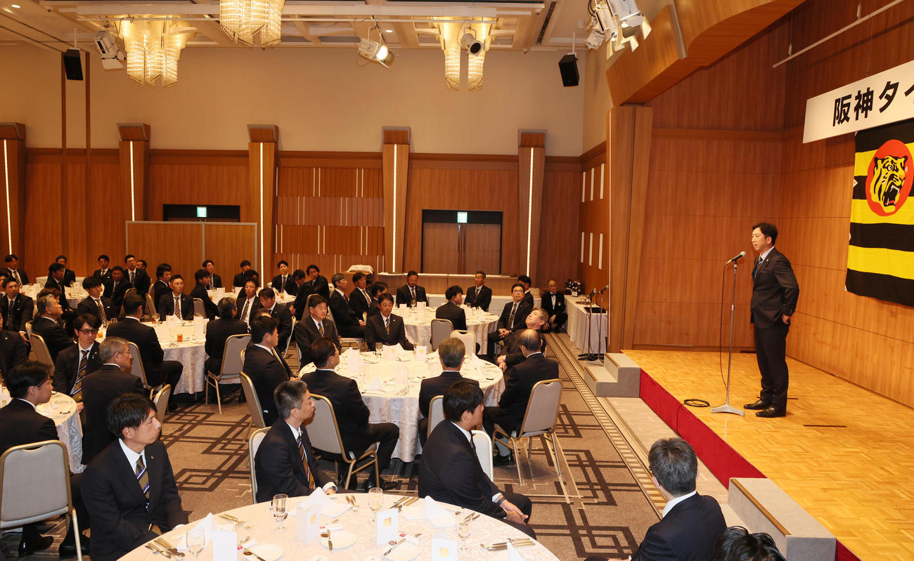 球団納会であいさつする藤川球児監督（撮影・加藤哉）