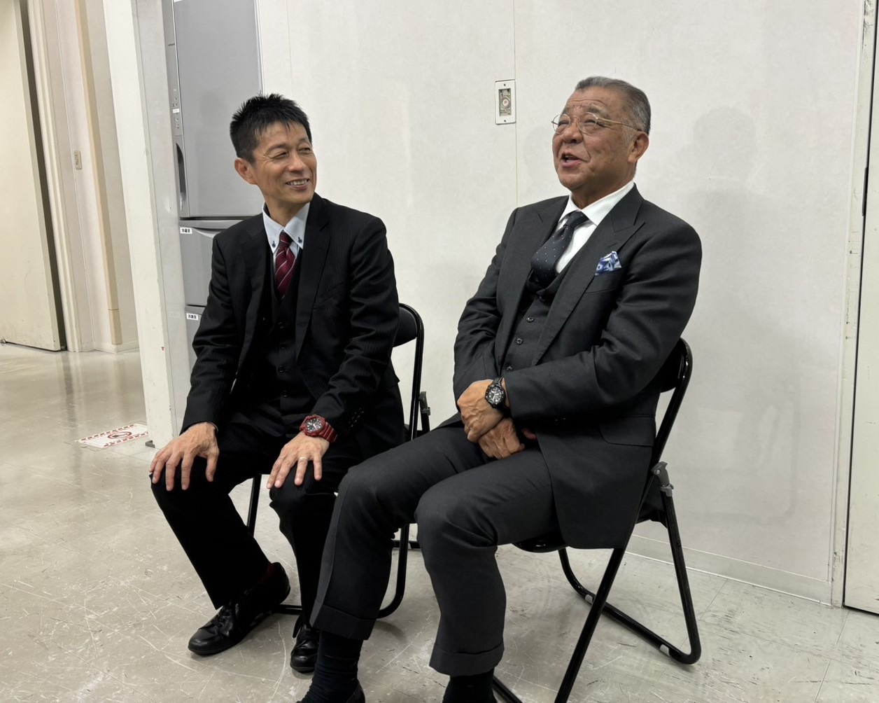 掛布雅之氏（右）が山田雅人の「かたりの世界」のゲスト出演し、山田氏と取材に応じる（撮影・林亮佑）