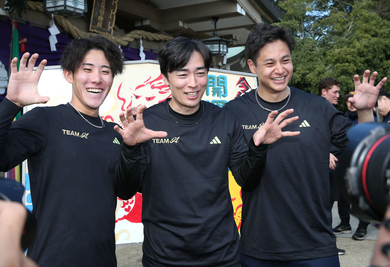 ソフトバンク和田（中央）との自主トレに参加し笑顔を見せる、阪神大竹（右）と富田（2024年1月15日撮影）