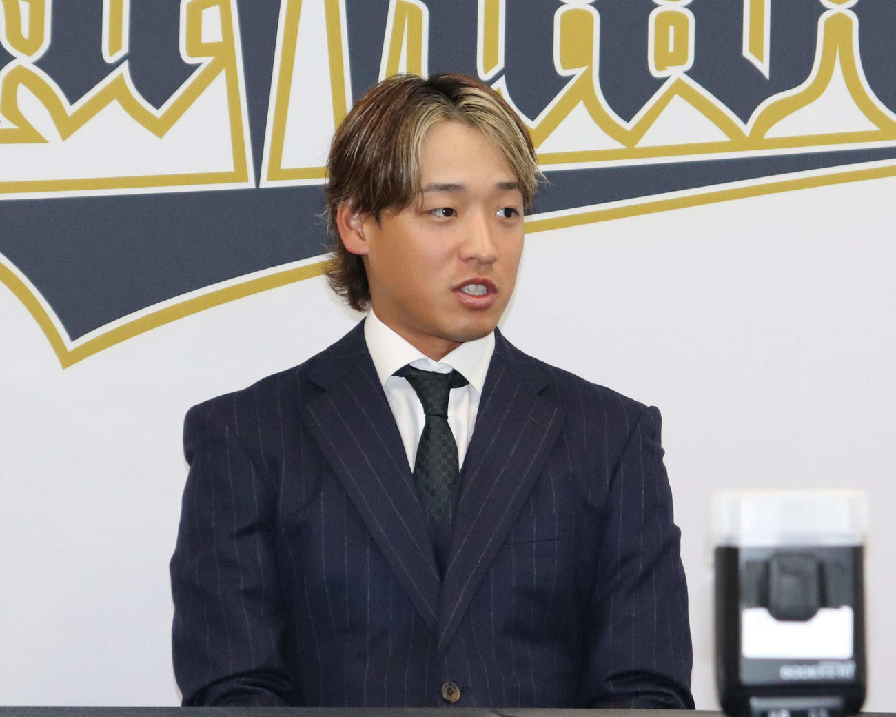 契約更改を終え、会見するオリックス渡部（撮影・中島麗）