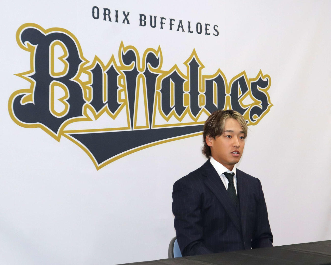 契約更改を終え、会見するオリックス渡部（撮影・中島麗）