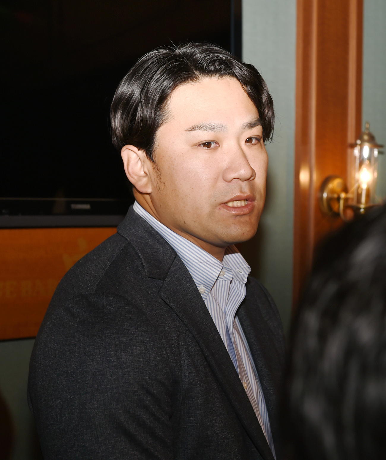 取材対応する楽天田中将（撮影・山田愛斗）