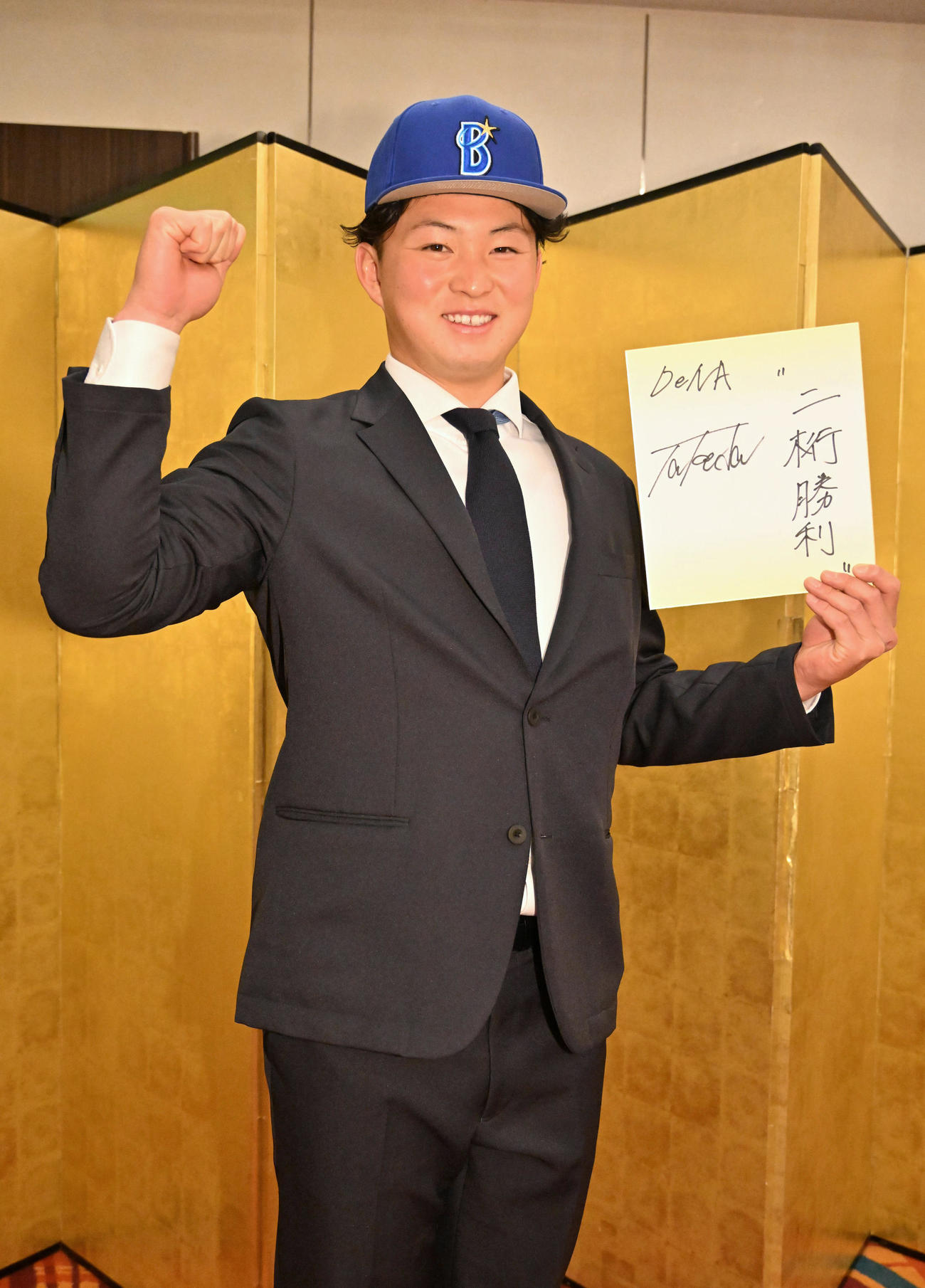 目標を書いた色紙を手に笑顔を見せるDeNAドラフト1位・竹田（撮影・石井愛子）